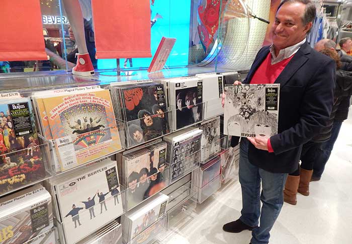 Ronnie Von confere coleção de discos de vinil dos Beatles