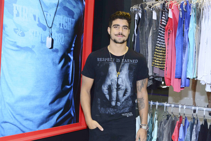 Caio Castro marca presença em stand de roupas em feira de moda na Expo Center Norte, em São Paulo, nesta segunda-feria (12)