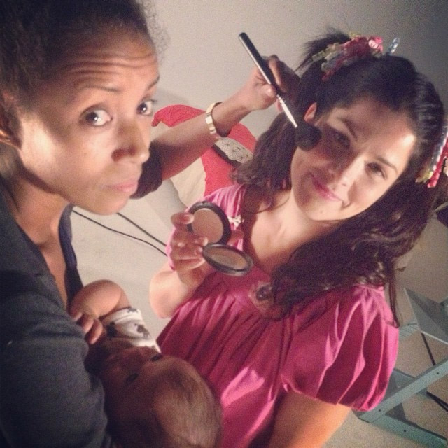 Mãezona! Samara Felippo cuida da filha caçula enquanto é maquiada para trabalho