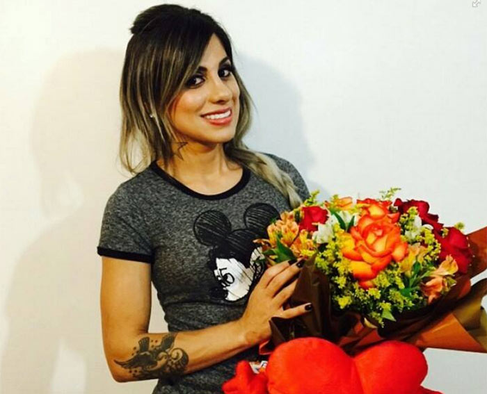 Vanessa Mesquita recebe flores pelo aniversário de sua estreia no BBB14