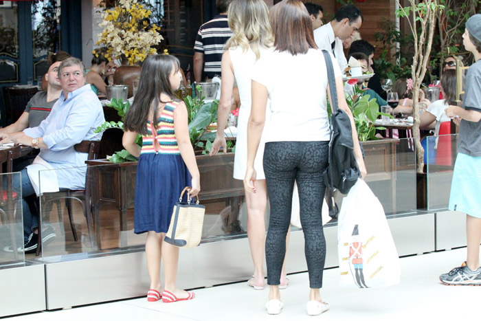  Ana Furtado vai com a filha ao encontro de Boninho para curtir programa em família em shopping do Rio