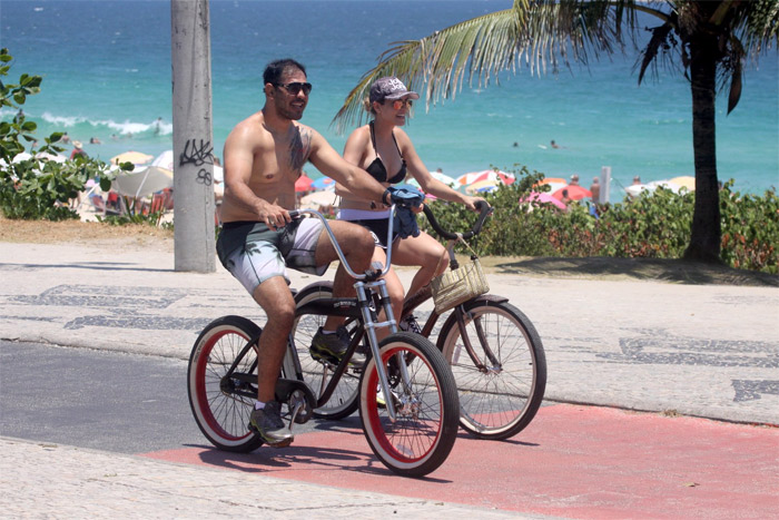 Rogério Minotouro aproveita dia de sol para pedalar com a mulher na Barra da Tijuca