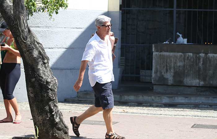 José Mayer passeia tranquilamente pelo bairro de Ipanema[