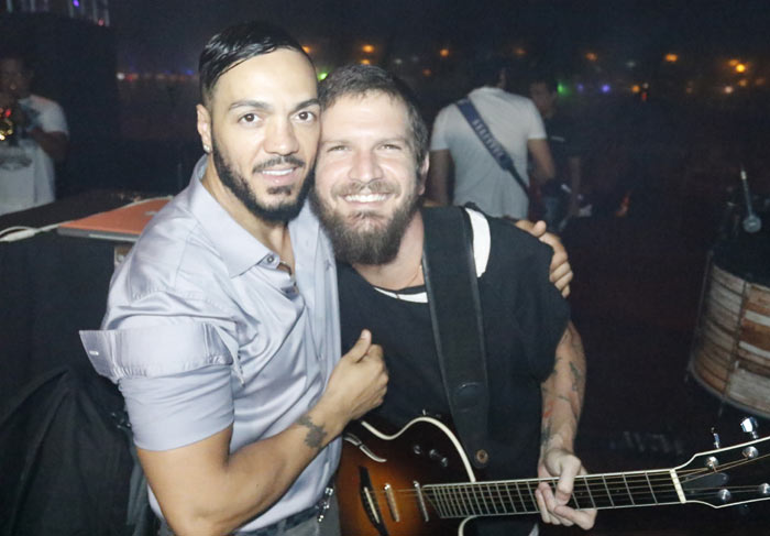 Belo apresenta novo sorriso durante show em Sergipe