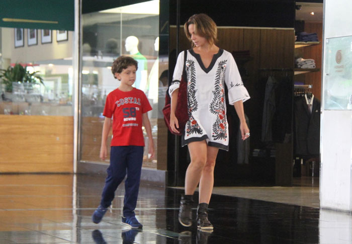 Vanessa Gerbelli passeia pelo shopping com filho