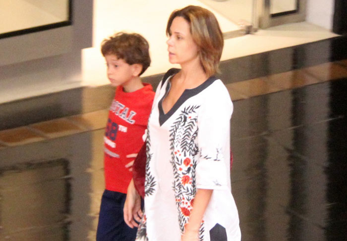 Vanessa Gerbelli passeia pelo shopping com filho