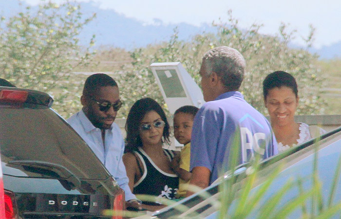 Taís Araújo deixa a maternidade com Maria Antônia