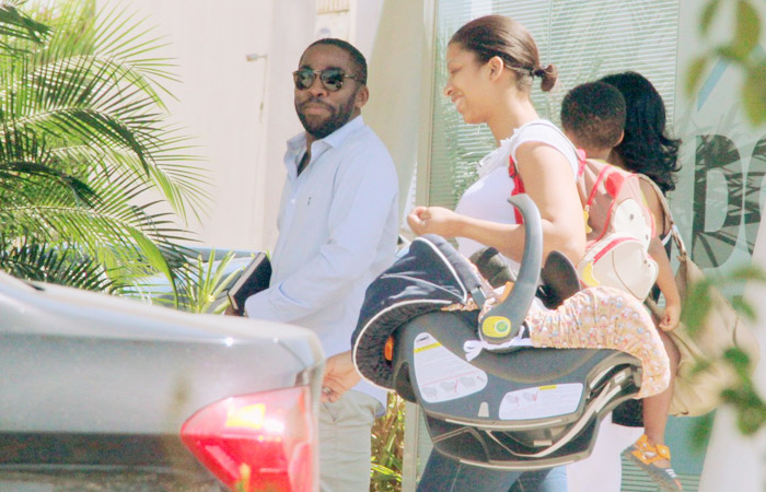 Taís Araújo deixa a maternidade com Maria Antônia