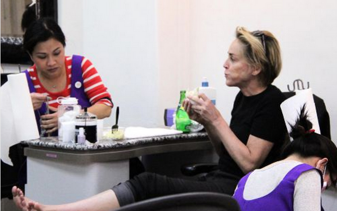 Sharon Stone faz manicure e pedicure em Beverly Hills, Califórnia 