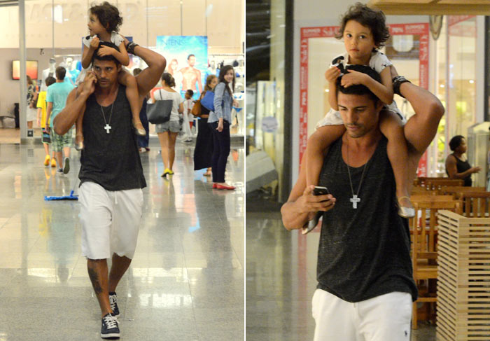 Marlos Cruz caminha com a filha num shopping carioca