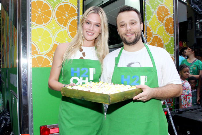 Fiorella Mattheis mostra sua receita de cupcake durante evento no Rio