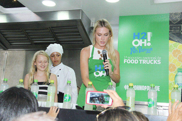 Fiorella Mattheis põe a mão na massa e faz sua receita de cupcake durante evento no Rio