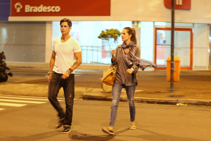 Em noite tranquila no Rio, Alessandra Ambrósio caminha pelo calçadão de Ipanema