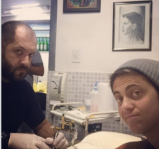 hammy Miranda aparece toda sorridente enquanto faz nova tatuagem