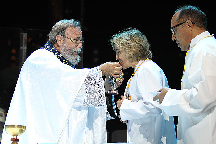 Durante Cruzeiro de Roberto Carlos, Padre Antônio Maria abençoa casais