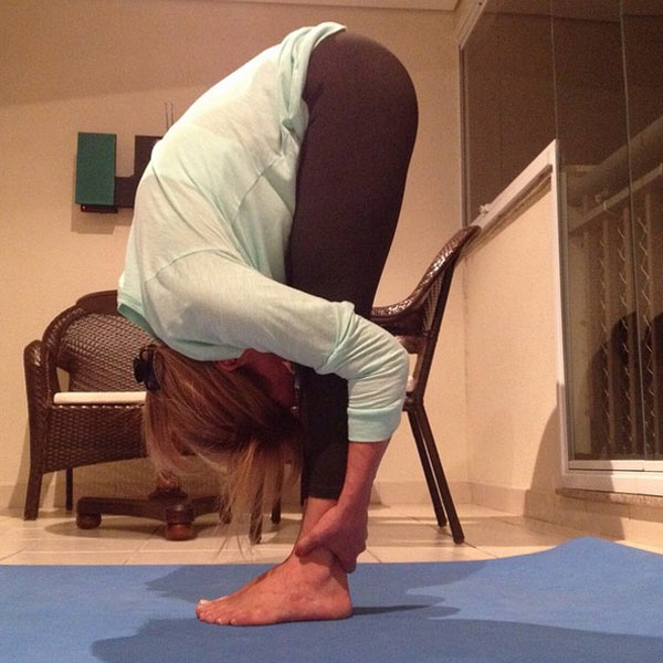 Zilu faz exercício e mostra flexibilidade