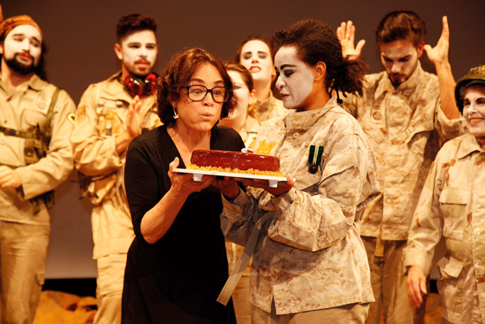 Regina Duarte ganha bolo surpresa durante reestreia, em São Paulo