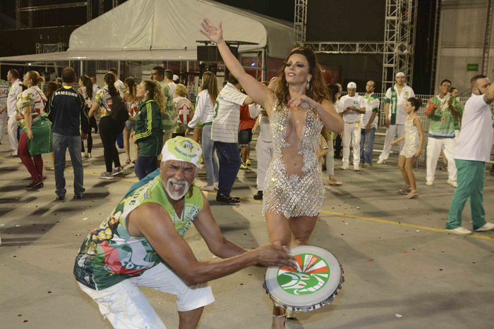Viviane Araújo se emociona durante contato com fãs no último ensaio da Mancha Verde