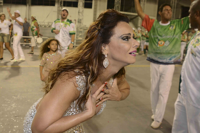 Viviane Araújo se emociona durante contato com fãs no último ensaio da Mancha Verde