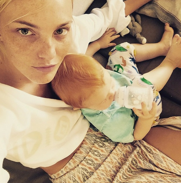 Carol Trentini posta foto do filho mamando em posição diferente