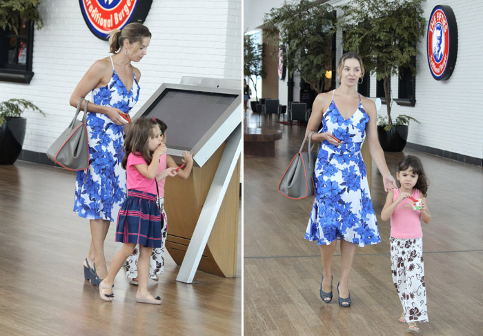 Bianca Rinaldi passeia com a família e acena para paparazzo em shopping