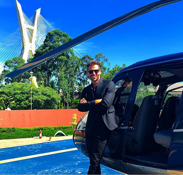 Henri Castelli ostenta helicóptero nos bastidores de I Love Paraisópolis