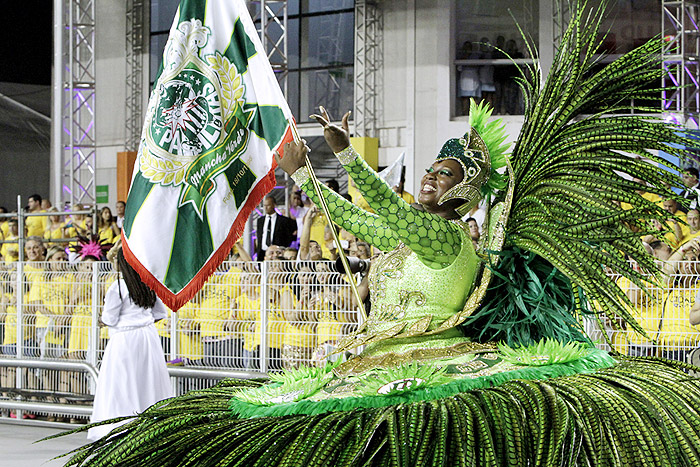 Vivi Araújo e Juju Salimeni arrasam no desfile da Mancha Verde