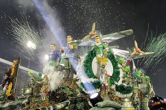 Vivi Araújo e Juju Salimeni arrasam no desfile da Mancha Verde