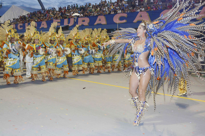 Lívia Andrade sorri para o público nas arquibancadas durante desfile da Nenê de Vila Matilde