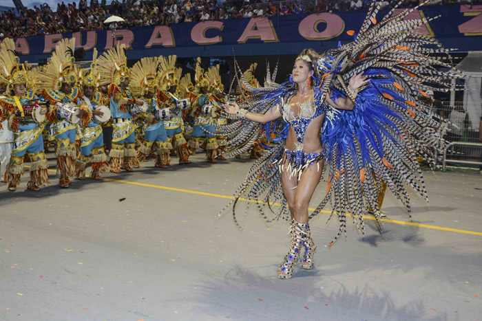 Lívia Andrade faz careta e dança durante desfile da Nenê de Vila Matilde