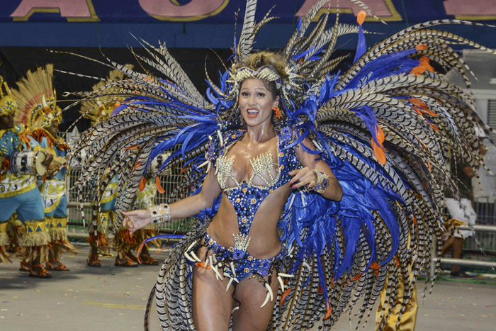 Lívia Andrade faz pose durante desfile da Nenê de Vila Matilde