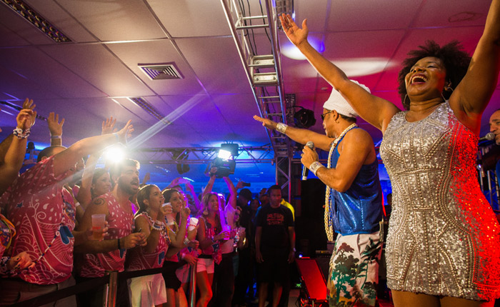 Margareth Menezes e Carlinhos Brown cantam juntos no Camarote de Salvador, na Bahia