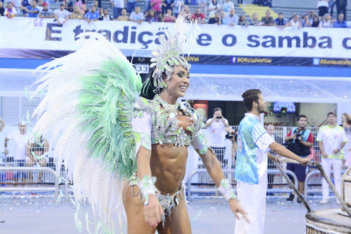 Com Gracyanne Barbosa como rainha, X-9 Paulistana leva a chuva para o desfile