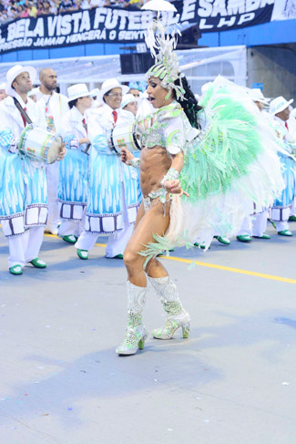 Com Gracyanne Barbosa como rainha, X-9 Paulistana leva a chuva para o desfile