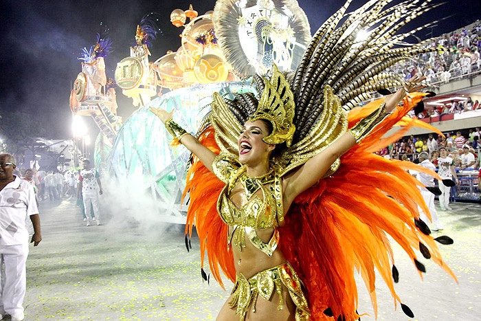 Paloma Bernardi leva sua beleza para avenida no desfile da Grande Rio