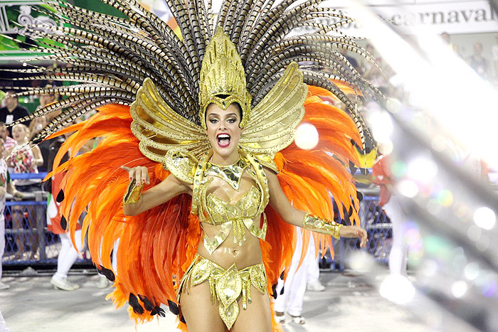 Paloma Bernardi leva sua beleza para avenida no desfile da Grande Rio
