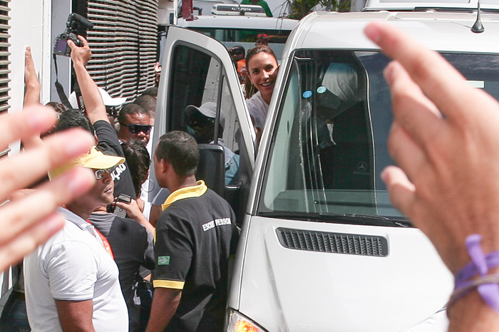 Ivete Sangalo chega para comandar o Arrastão  no Circuito Barra-Ondina, em Salvador