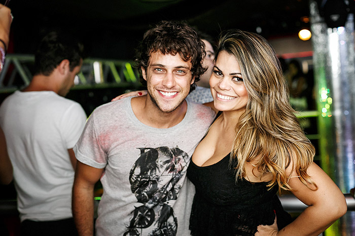Ronny Kriwat posa com amiga durante o show de Ludmilla, no Rio