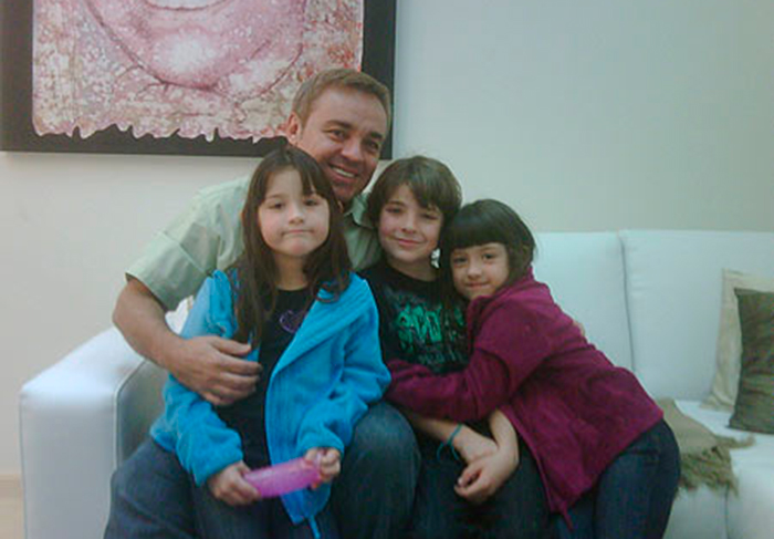 Gugu Liberato e os filhos, no camarim da Record, em 2010