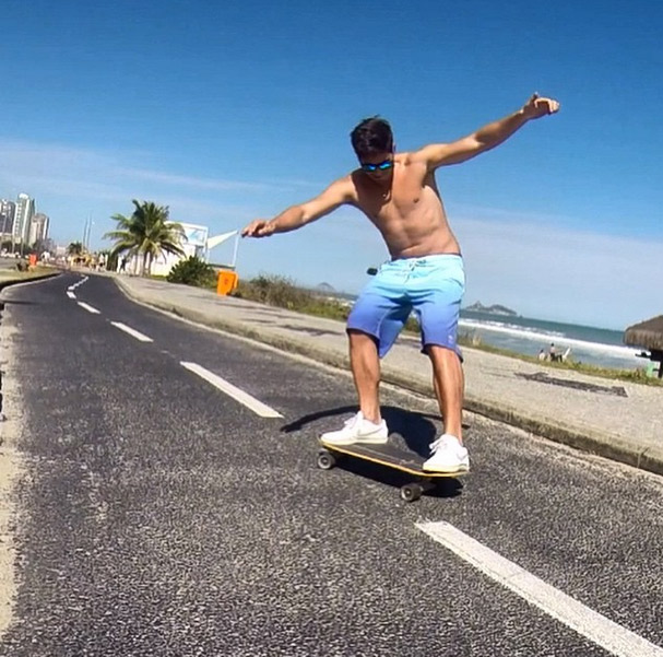  André Martinelli passeia de skate pela orla carioca: ‘Vento na cara e sensação de liberdade!’