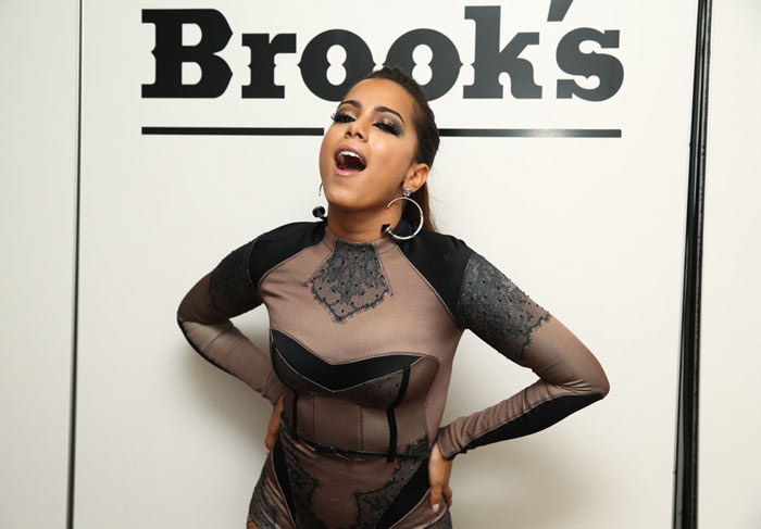 Anitta sensualiza antes de show, em São Paulo