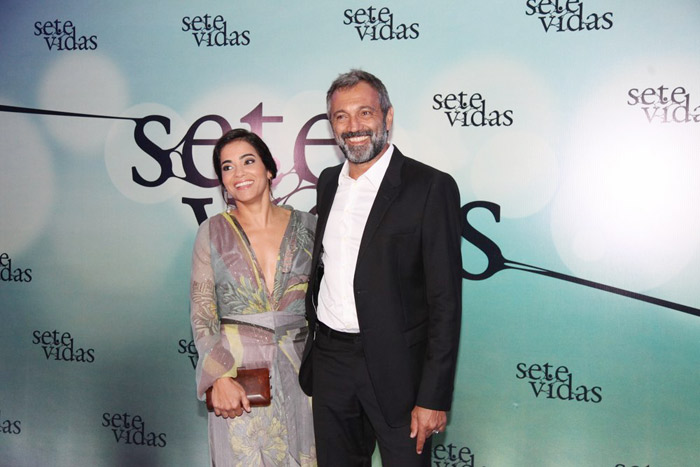 Domingos Montagner chega com a esposa na festa de lançamento de Sete Vidas no Rio