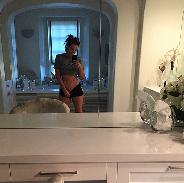 Khloe Kardashian surpreende e mostra barriga sequinha 