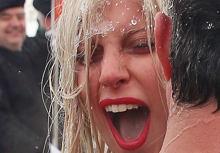 Chicago Polar Plunge: Lady Gaga mergulha em lago gelado ao lado do noivo, Taylor Kinney, 