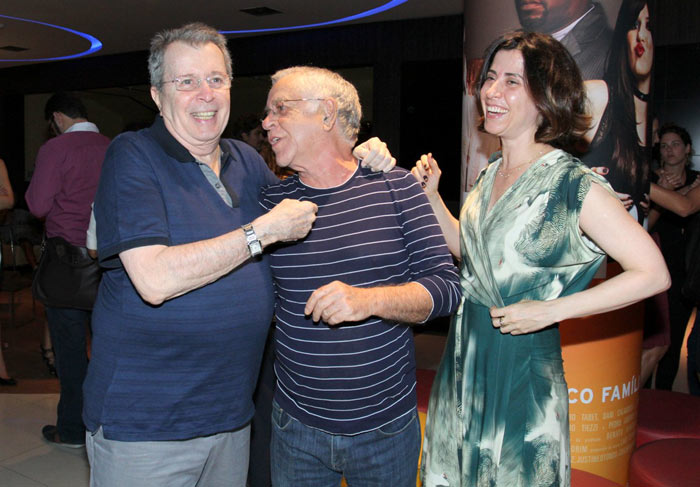 Caetano Veloso vai com a namorada a lançamento de documentário
