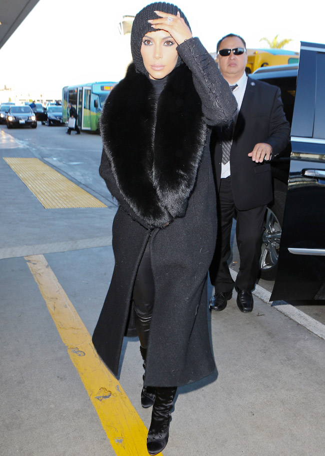Kim Kardashian se protege do frio em Los Angeles
