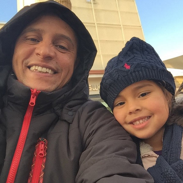 Ex-jogador Roberto Carlos paparica a filha caçula, aniversariante do dia