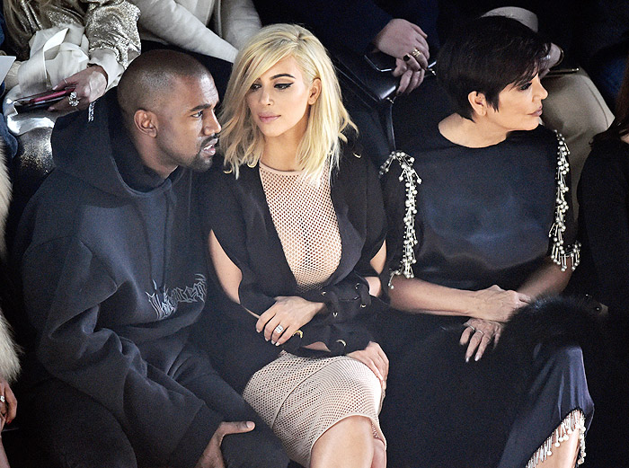 Kim Kardashian quase mostra demais em desfile da Paris Fashion Week