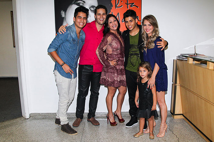 Pedro Leonardo posa com a esposa, a filha e amigos antes do show do pai