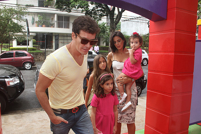 Rodrigo Faro, Vera Viel e as trës filhas marcaram presença na festa de aniversário de Alexandre Jr, filho de Ana Hickmann e Alexandre Correa